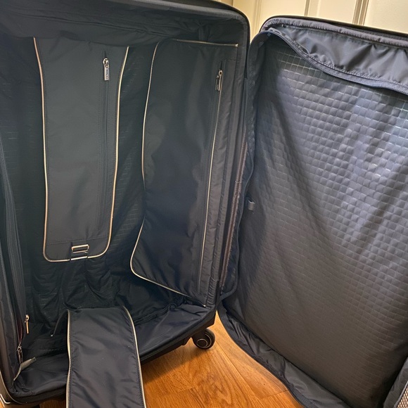 TUMI ALPHA SHORT TRIP DUAL ACCESS SUITCASE - Picture 8 of 15